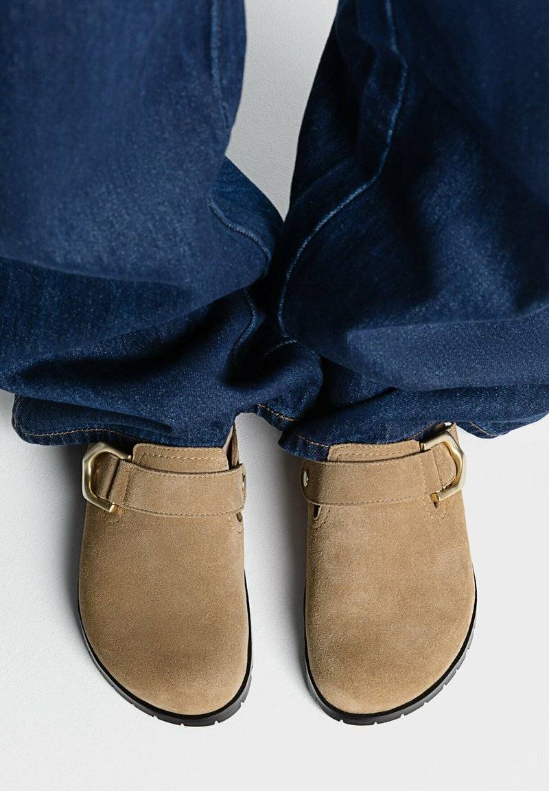 Stradivarius Stradivarius WITH BUCKLE DETAILS - Clogs - beige Letzte 2 Tage