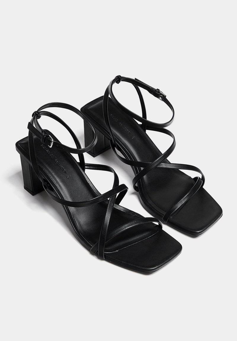 PULL&BEAR PULL&BEAR WITH CROSSOVER STRAPS - Sandals - black Vierteljährliche Förderung
