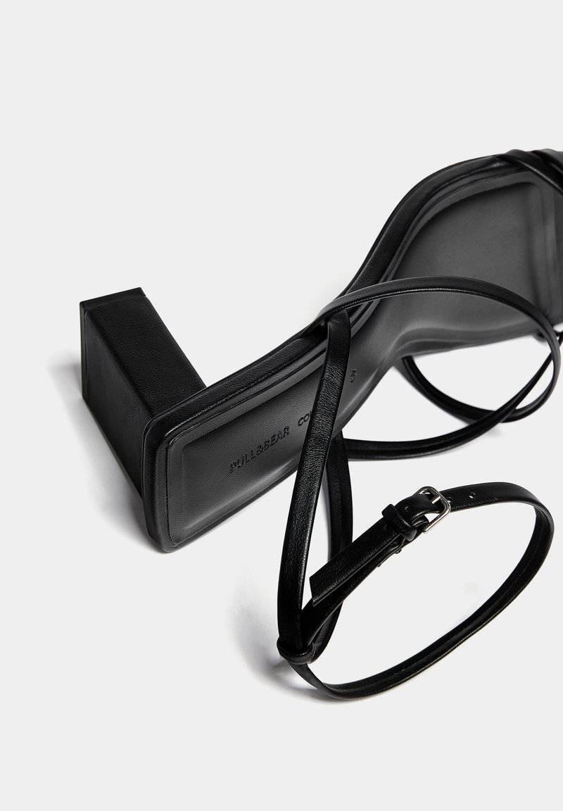 PULL&BEAR PULL&BEAR WITH CROSSOVER STRAPS - Sandals - black Vierteljährliche Förderung