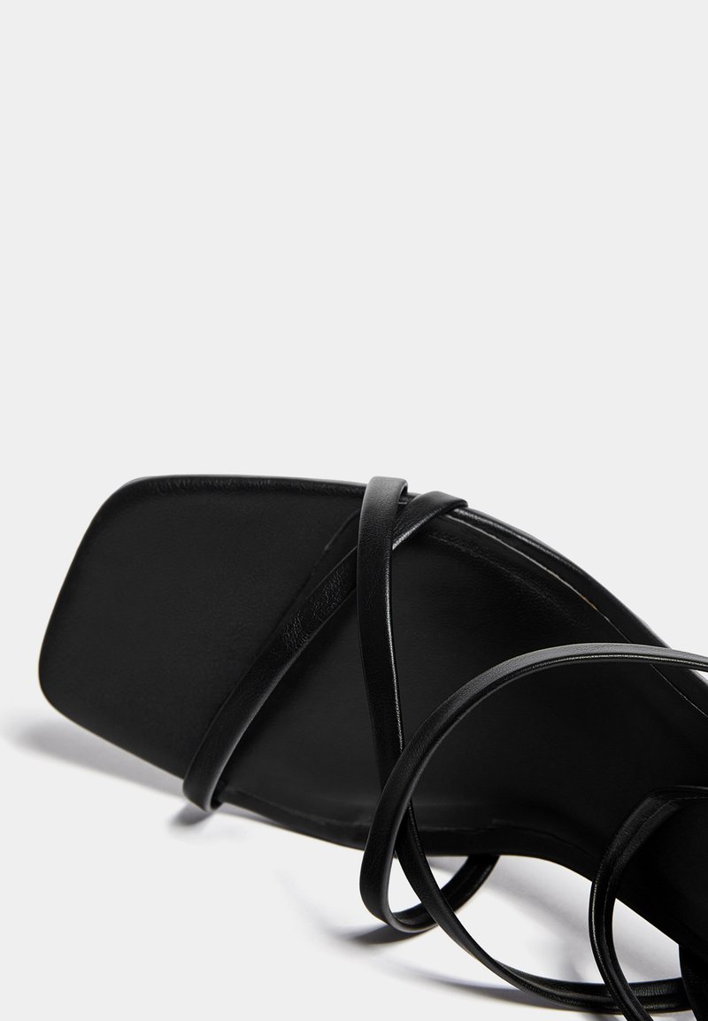 PULL&BEAR PULL&BEAR WITH CROSSOVER STRAPS - Sandals - black Vierteljährliche Förderung