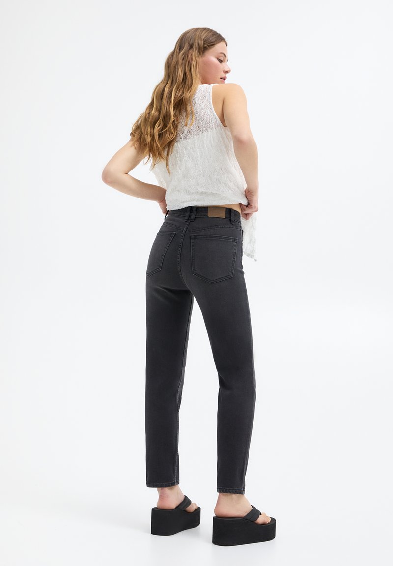 PULL&BEAR PULL&BEAR BASIC MOM COMFORT - Straight leg jeans - black Osterangebot