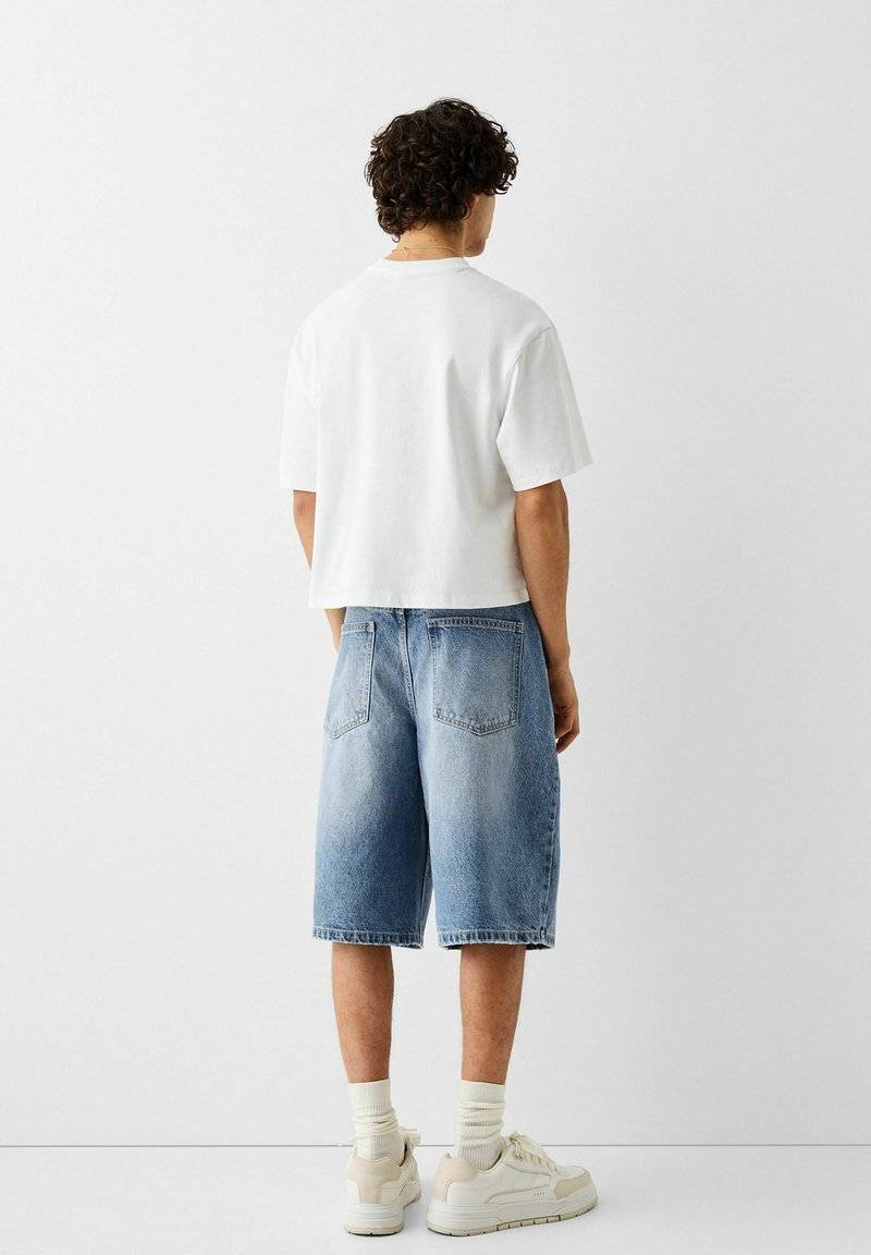 Bershka Bershka BAGGY BERMUDA - Denim shorts - lightblue denim Neuheiten