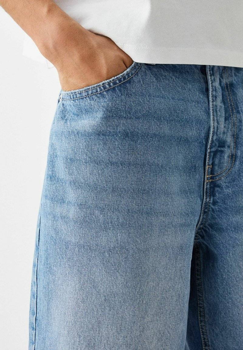 Bershka Bershka BAGGY BERMUDA - Denim shorts - lightblue denim Neuheiten