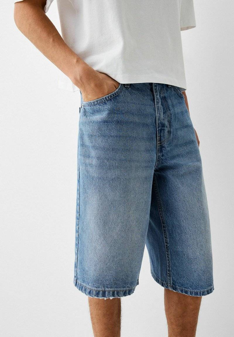 Bershka Bershka BAGGY BERMUDA - Denim shorts - lightblue denim Neuheiten