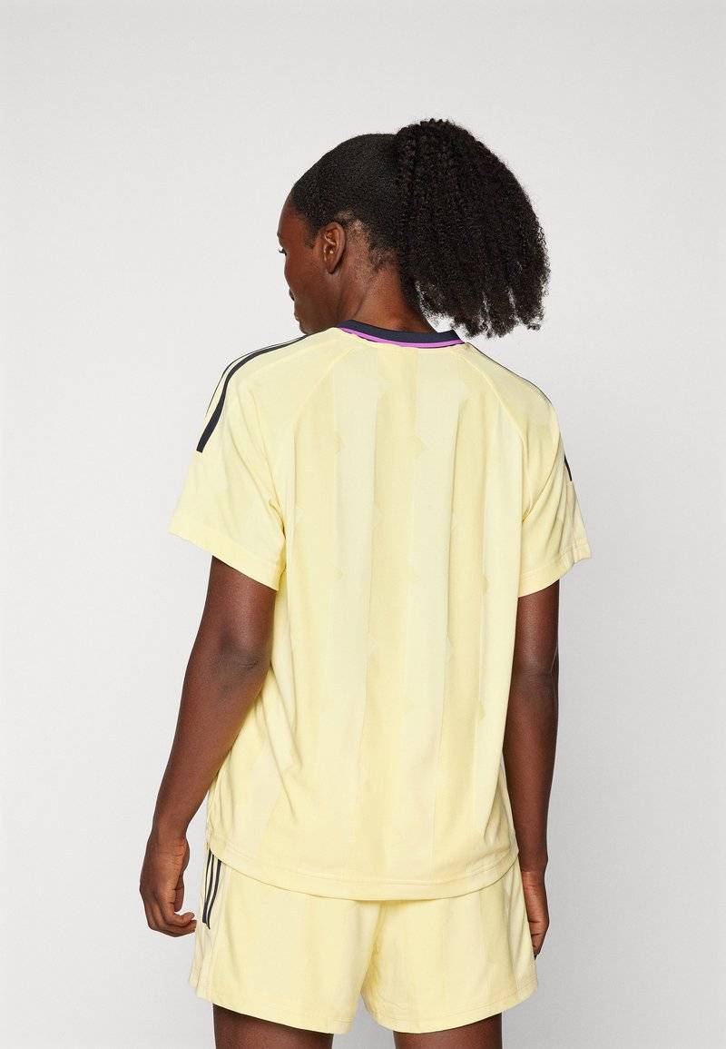 adidas Sportswear adidas Sportswear TIRO CUT STRIPES BOYFRIEND - Print T-shirt - almost yellow Letzter Tag