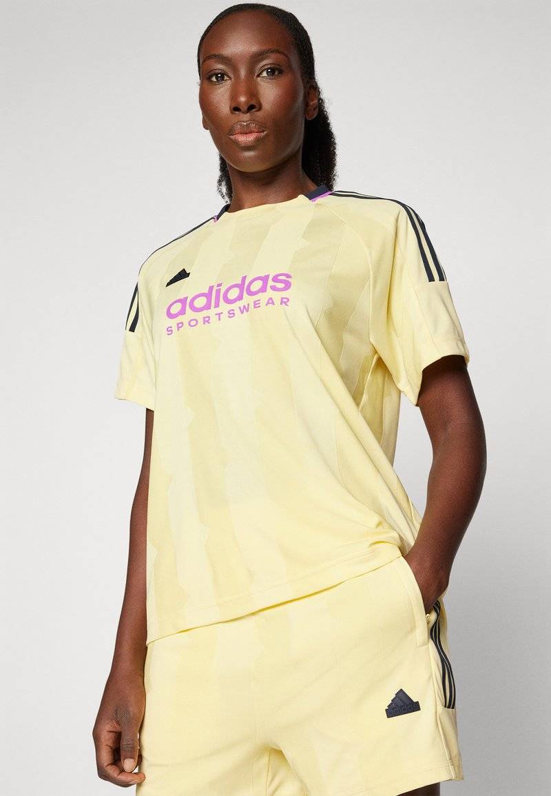 adidas Sportswear adidas Sportswear TIRO CUT STRIPES BOYFRIEND - Print T-shirt - almost yellow Letzter Tag