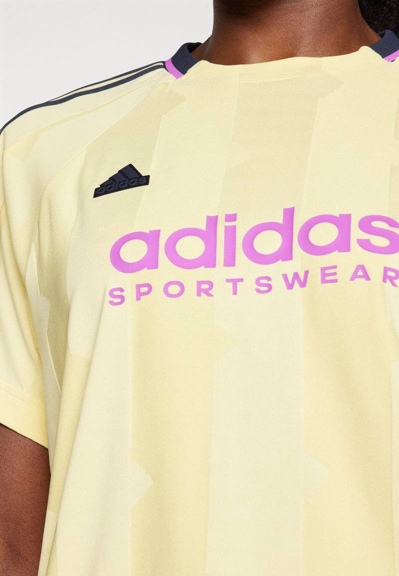 adidas Sportswear adidas Sportswear TIRO CUT STRIPES BOYFRIEND - Print T-shirt - almost yellow Letzter Tag