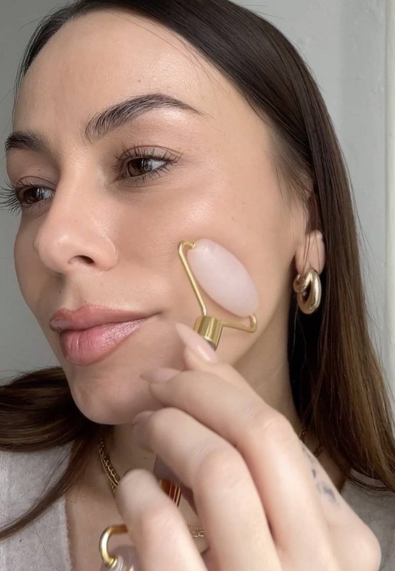 ARI ANWA Skincare ARI ANWA Skincare THE GLOW KIT ROSE – FACE YOGA SET: GUA SHA, ROSENQUARZ ROLLER & 3D MASSAGER - Skincare set - rosa Flash Sale