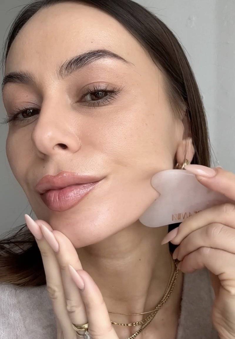 ARI ANWA Skincare ARI ANWA Skincare THE GLOW KIT ROSE – FACE YOGA SET: GUA SHA, ROSENQUARZ ROLLER & 3D MASSAGER - Skincare set - rosa Flash Sale