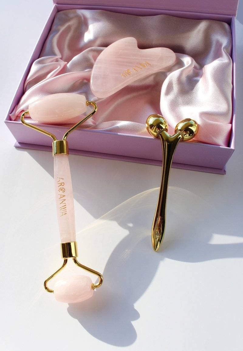 ARI ANWA Skincare ARI ANWA Skincare THE GLOW KIT ROSE – FACE YOGA SET: GUA SHA, ROSENQUARZ ROLLER & 3D MASSAGER - Skincare set - rosa Flash Sale