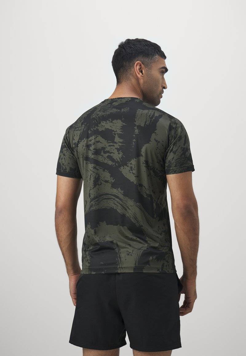 Puma Puma TRAIN ALL DAY TEE - Print T-shirt - dark olive Neueste Mode