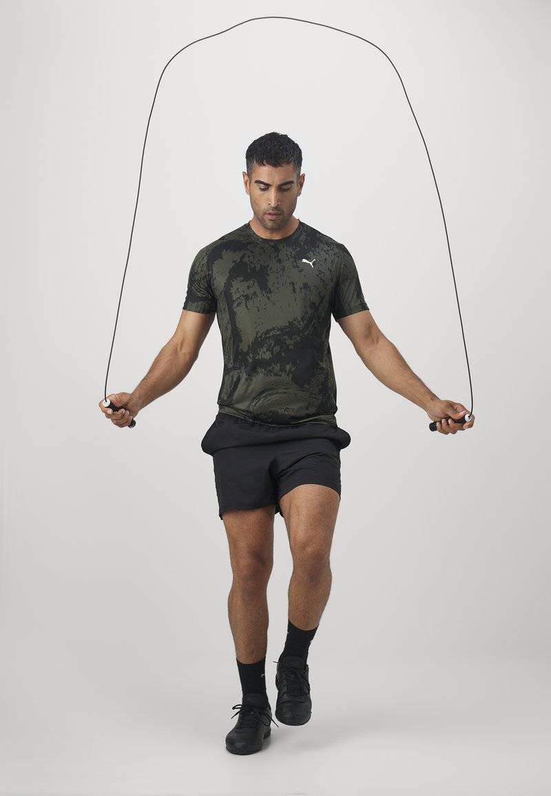 Puma Puma TRAIN ALL DAY TEE - Print T-shirt - dark olive Neueste Mode