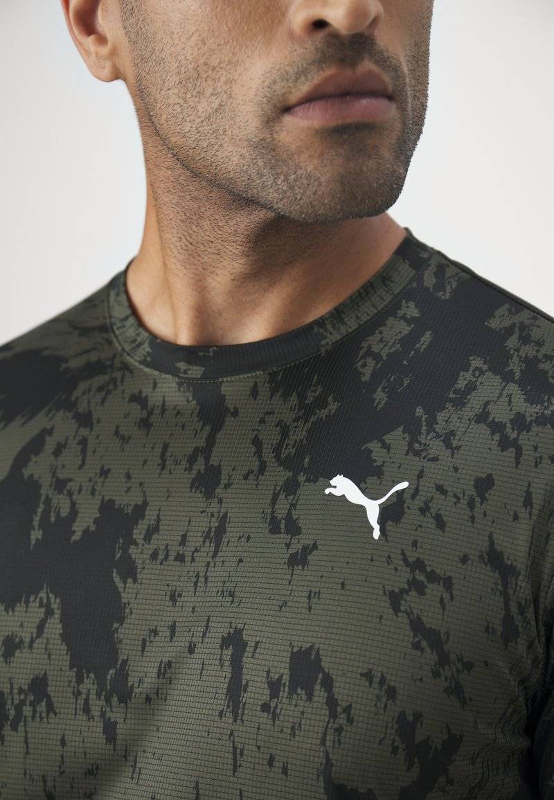 Puma Puma TRAIN ALL DAY TEE - Print T-shirt - dark olive Neueste Mode