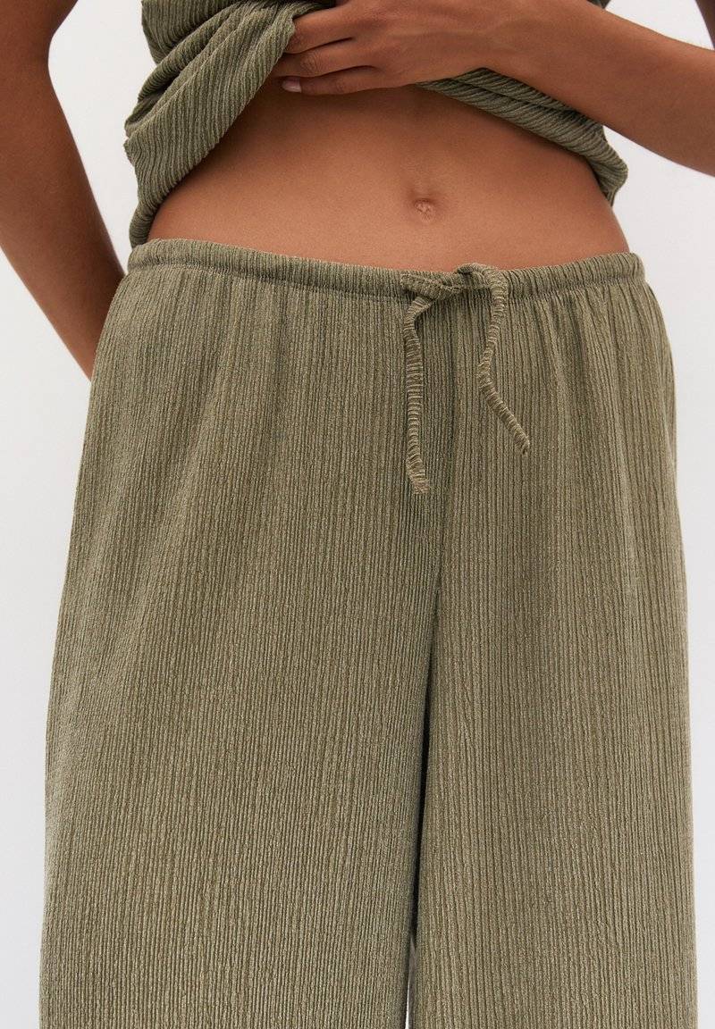PULL&BEAR PULL&BEAR WIDE-LEG FLOWING - Trousers - khaki Letzte 3 Tage