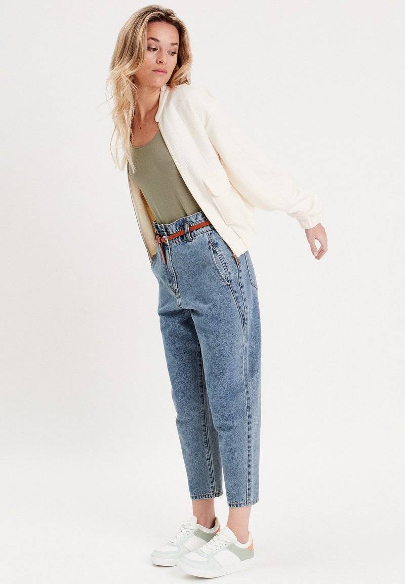 Cache Cache Cache Cache SLOUCHY-MIT GÜRTEL - Jeans Tapered Fit - denim stone Fabrikladen