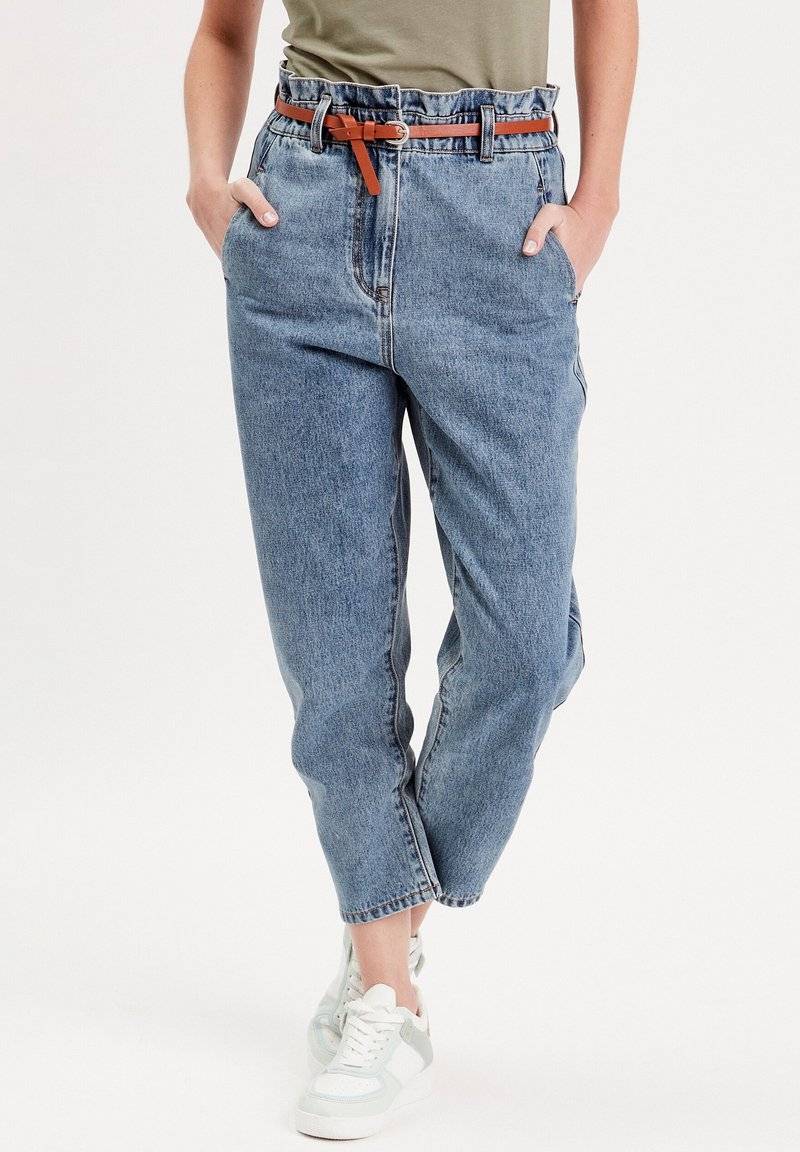 Cache Cache Cache Cache SLOUCHY-MIT GÜRTEL - Jeans Tapered Fit - denim stone Fabrikladen
