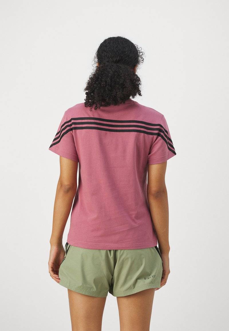 adidas Sportswear adidas Sportswear FUTURE ICONS THREE STRIPES - Print T-shirt - preloved crimson Exklusivangebot