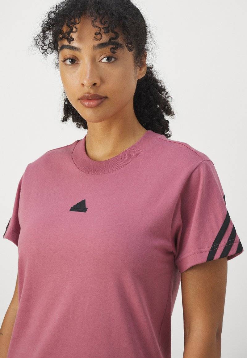 adidas Sportswear adidas Sportswear FUTURE ICONS THREE STRIPES - Print T-shirt - preloved crimson Exklusivangebot