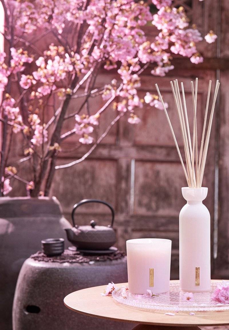 Rituals Rituals SCENTED CANDLE THE RITUAL OF SAKURA - FLORAL - CHERRY BLOSSOM & RICE MILK - Scented candle Blitzverkäufe