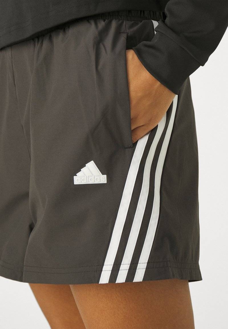 adidas Sportswear adidas Sportswear FUTURE ICONS THREE STRIPES SHORT - Sports shorts - black 50% Rabatt für begrenzte Zeit