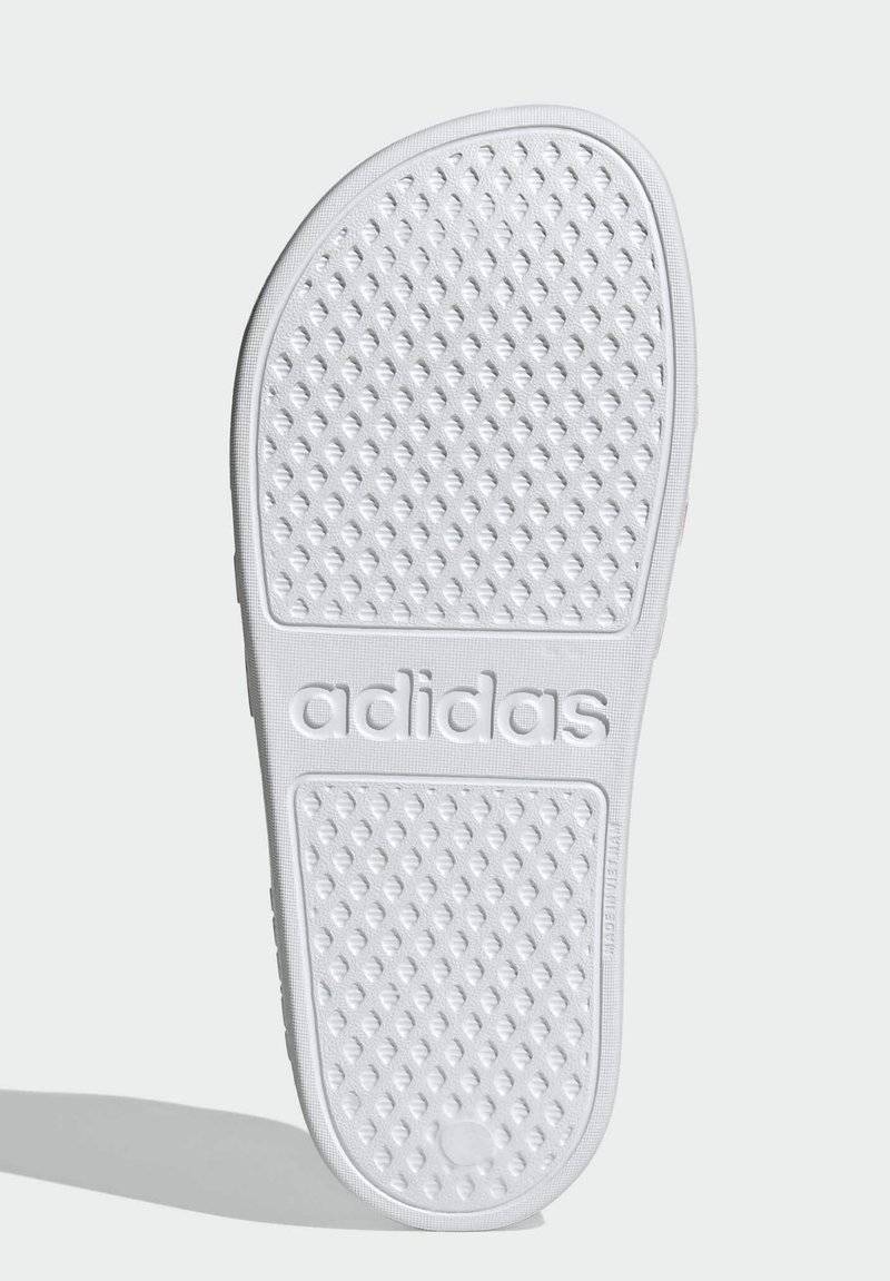 adidas Performance adidas Performance ADILETTE AQUA - Pool slides - white Rabatte dieses Monats