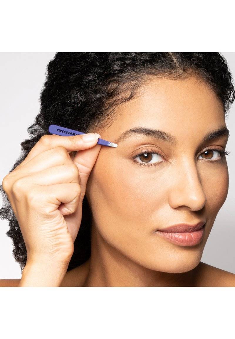 TWEEZERMAN TWEEZERMAN MINI SLANT TWEEZER - Hair removal tool - purple Saisonschlussverkauf