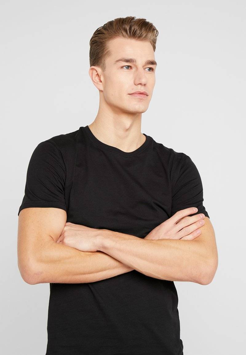 Pier One Pier One 5 PACK - Basic T-shirt - black Kauf eins, bekomm eins gratis