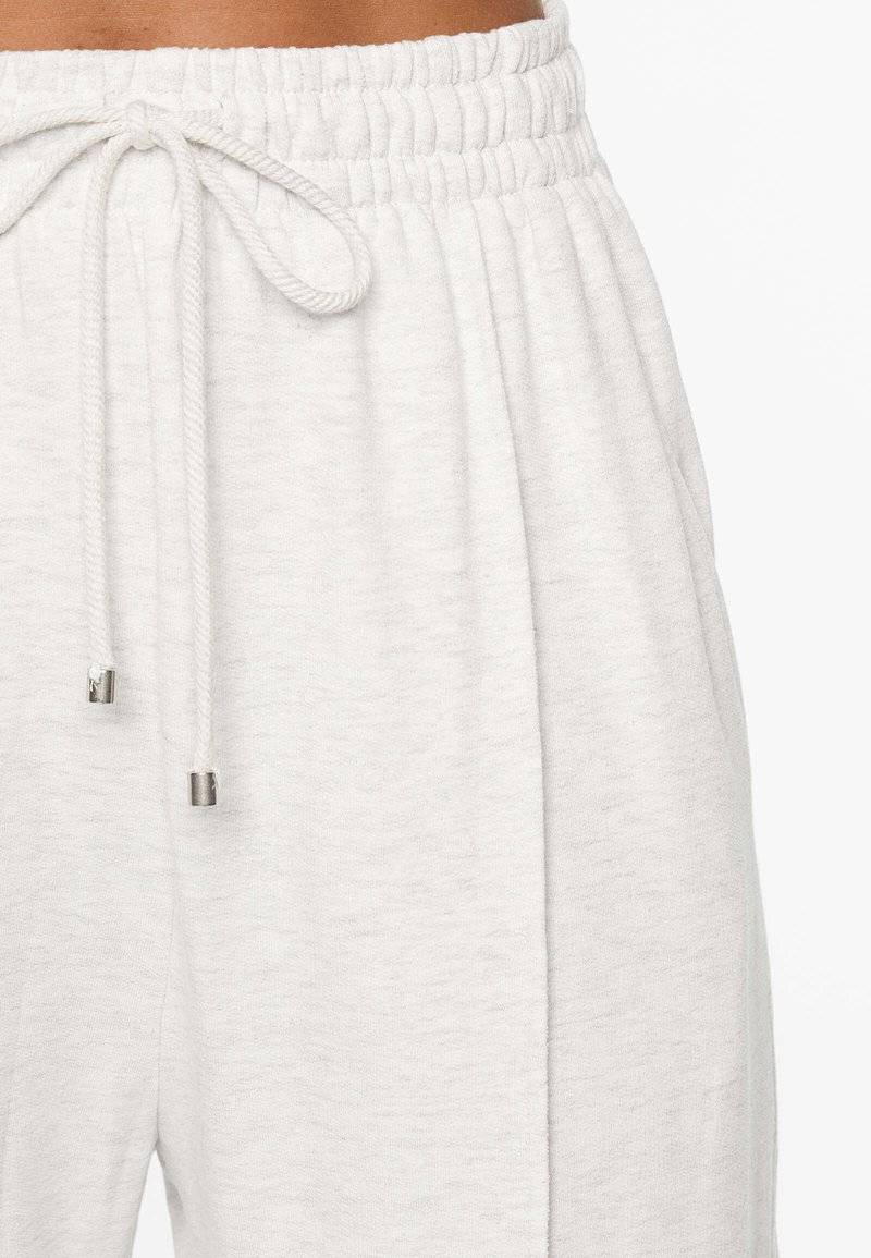 OYSHO OYSHO SOFT TOUCH RELAXED STRAIGHT-LEG - Tracksuit bottoms - mottled light grey Speichern exportieren
