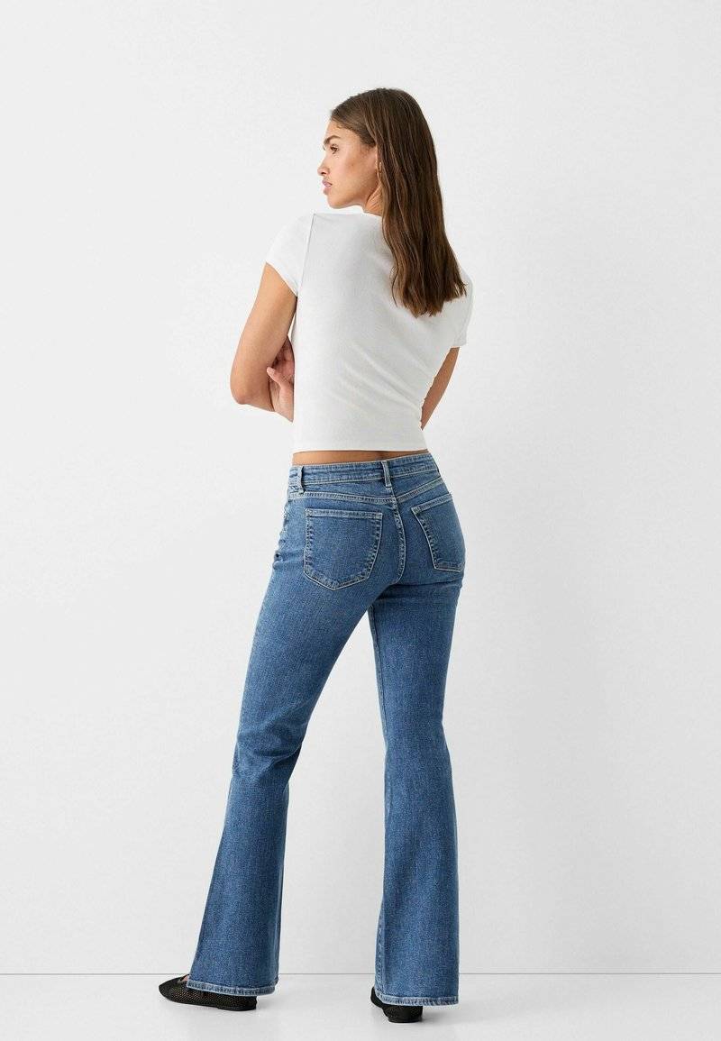 Bershka Bershka Flared Jeans - light blue denim Zeitlich begrenztes Angebot