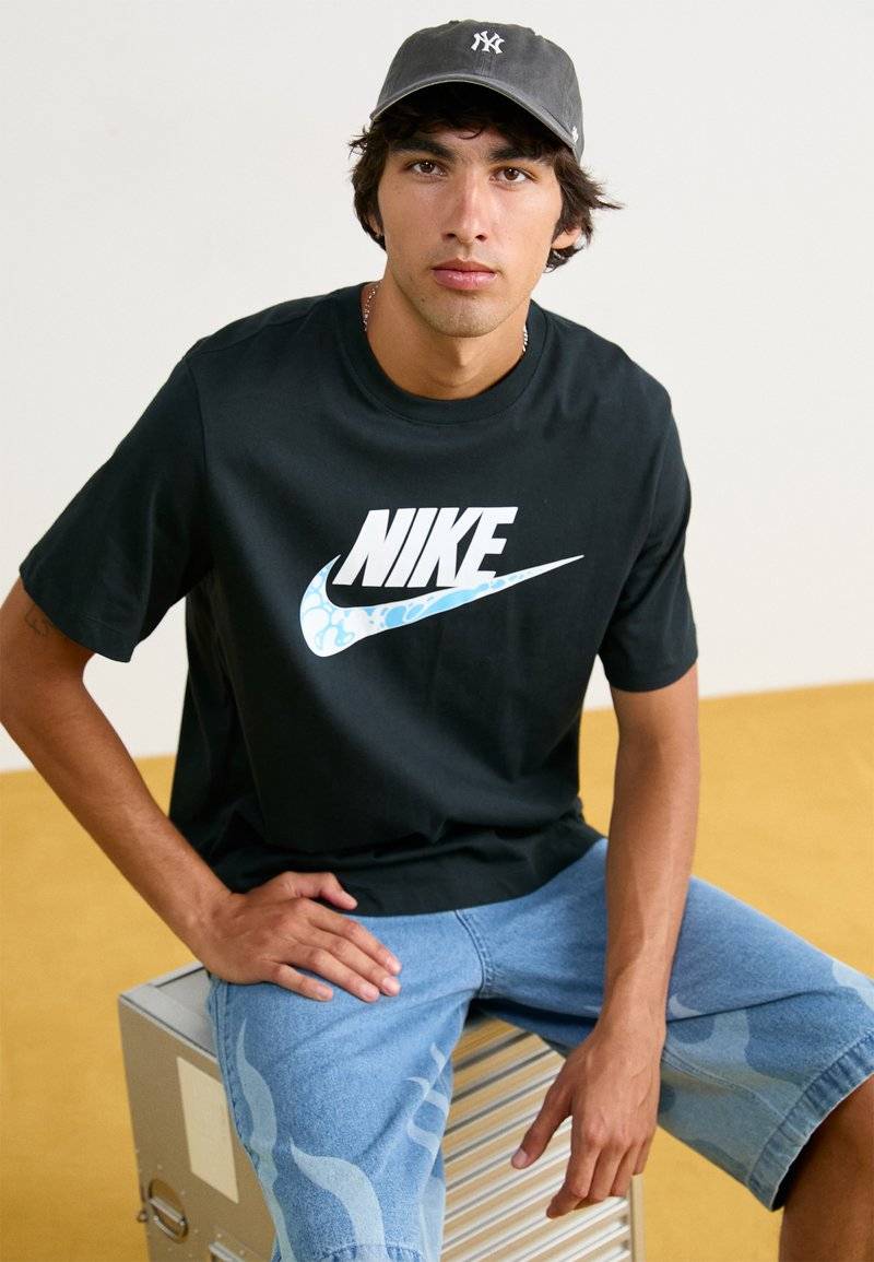 Nike Sportswear Nike Sportswear TEE FUTURA - Print T-shirt - black Begrenzte Freigabe