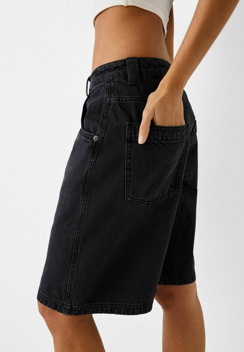 Bershka Bershka BERMUDA - Denim shorts - black JETZT KAUFEN