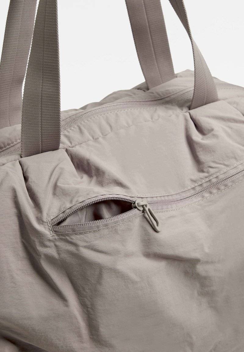 OYSHO OYSHO RUCHED - Holdall - grey Vierteljährliche Förderung