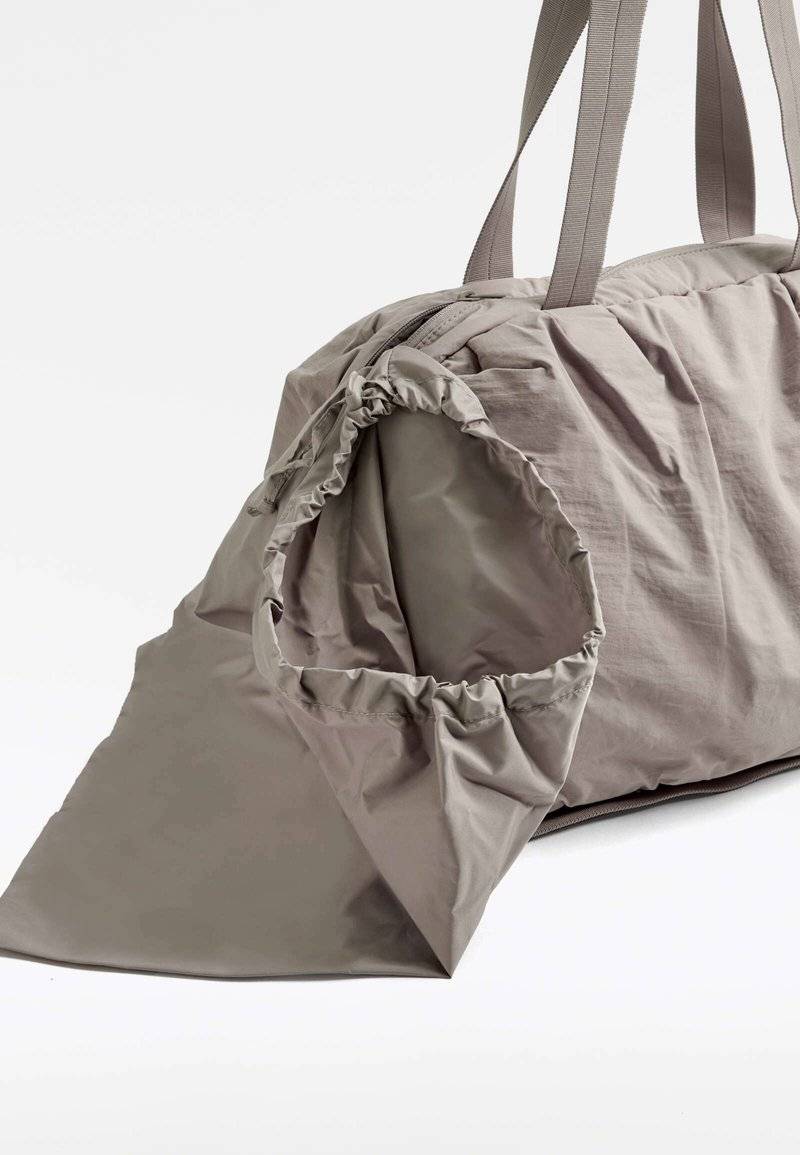 OYSHO OYSHO RUCHED - Holdall - grey Vierteljährliche Förderung