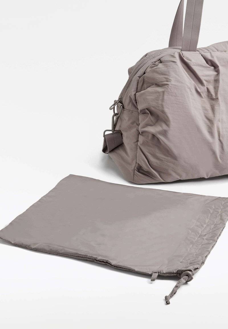 OYSHO OYSHO RUCHED - Holdall - grey Vierteljährliche Förderung