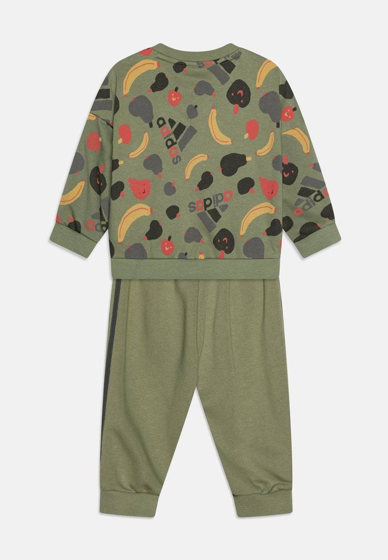 adidas Performance adidas Performance ESSENTIALS ALLOVER PRINTED - Tracksuit - tent green 50% Rabatt mit kostenlosem Versand