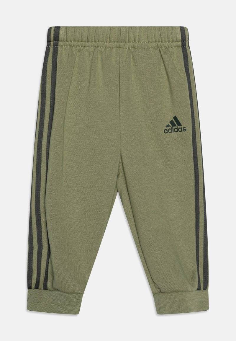 adidas Performance adidas Performance ESSENTIALS ALLOVER PRINTED - Tracksuit - tent green 50% Rabatt mit kostenlosem Versand