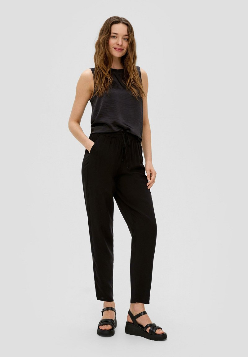 s.Oliver s.Oliver ANKLE-AUS REINER - Trousers - schwarz Kauf eins, bekomm eins gratis