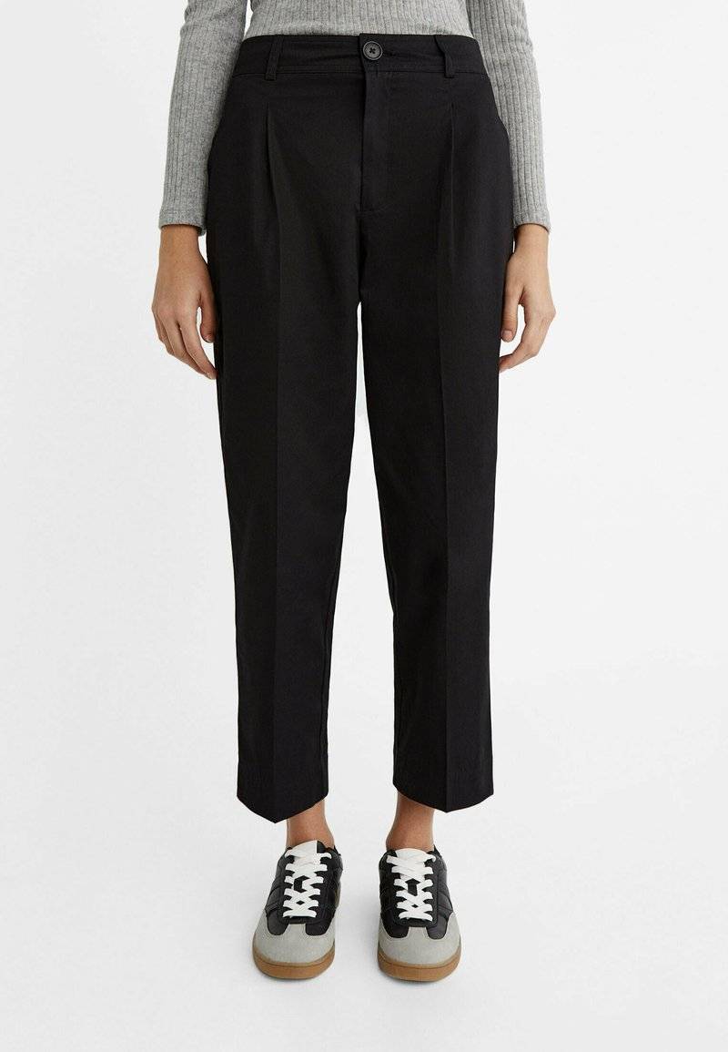 Stradivarius Stradivarius CARROT WITH DARTS DETAIL - Trousers - black Sonderangebote