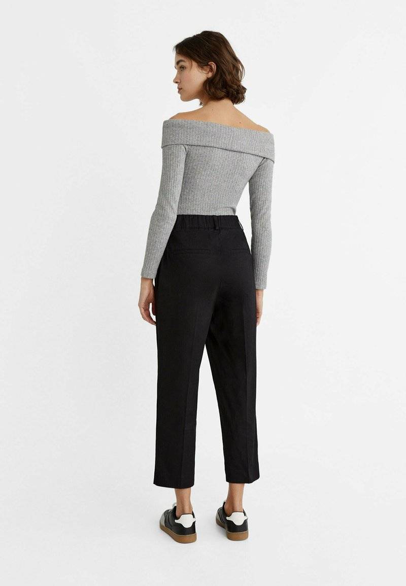 Stradivarius Stradivarius CARROT WITH DARTS DETAIL - Trousers - black Sonderangebote
