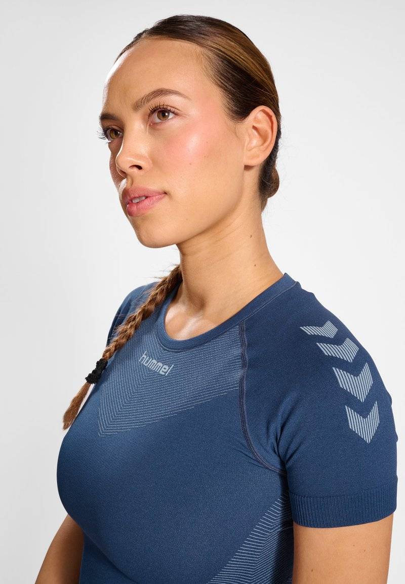 Hummel Hummel FIRST SEAMLESS - Sports T-shirt - vintage indigo Muttertagsangebot