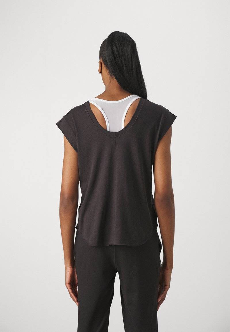 Puma Puma STUDIO FOUNDATIONS TEE - Sports T-shirt - black Heißer Verkauf