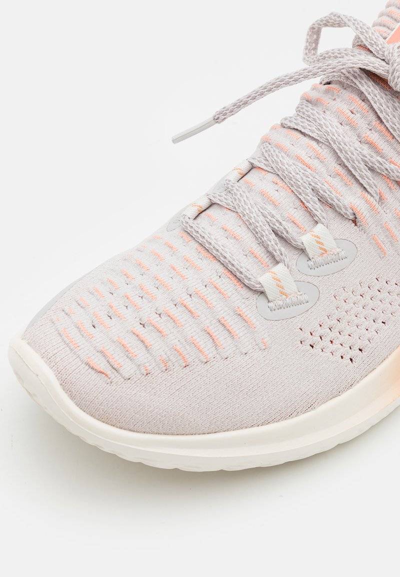 Under Armour Under Armour FLOW DYNAMIC INT EGRIT - Training shoe Räumungsverkauf