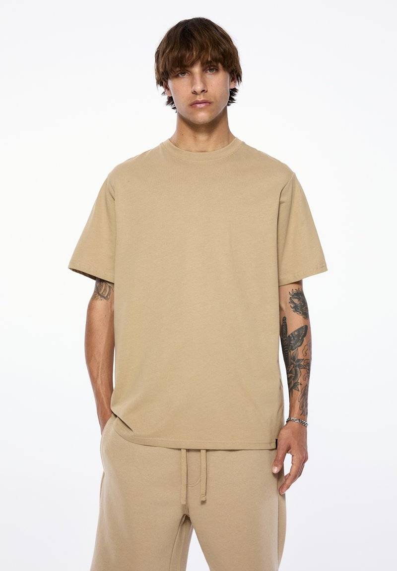 PULL&BEAR PULL&BEAR SET BERMUDA SHORTS AND T-SHIRT - Tracksuit bottoms - sand Kostenloser Versand international