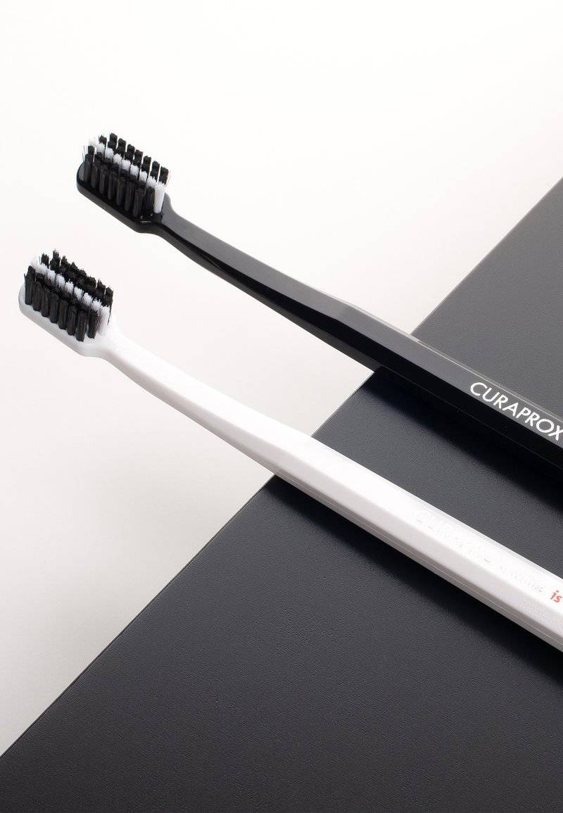Curaprox Curaprox BLACK IS WHITE BLACK/WHITE DUO - Dental care tool - black Kostenloser Versand