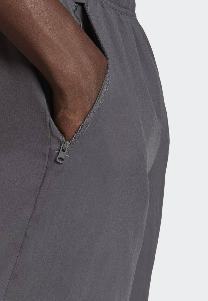 adidas Performance adidas Performance ESSENTIALS WOVEN - Sports shorts - grey Begrenzt auf 3 Tage