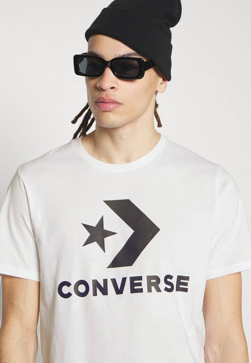 Converse Converse GO TO STAR CHEVRON TEE UNISEX - Print T-shirt - white Limitierter Zeitrabatt