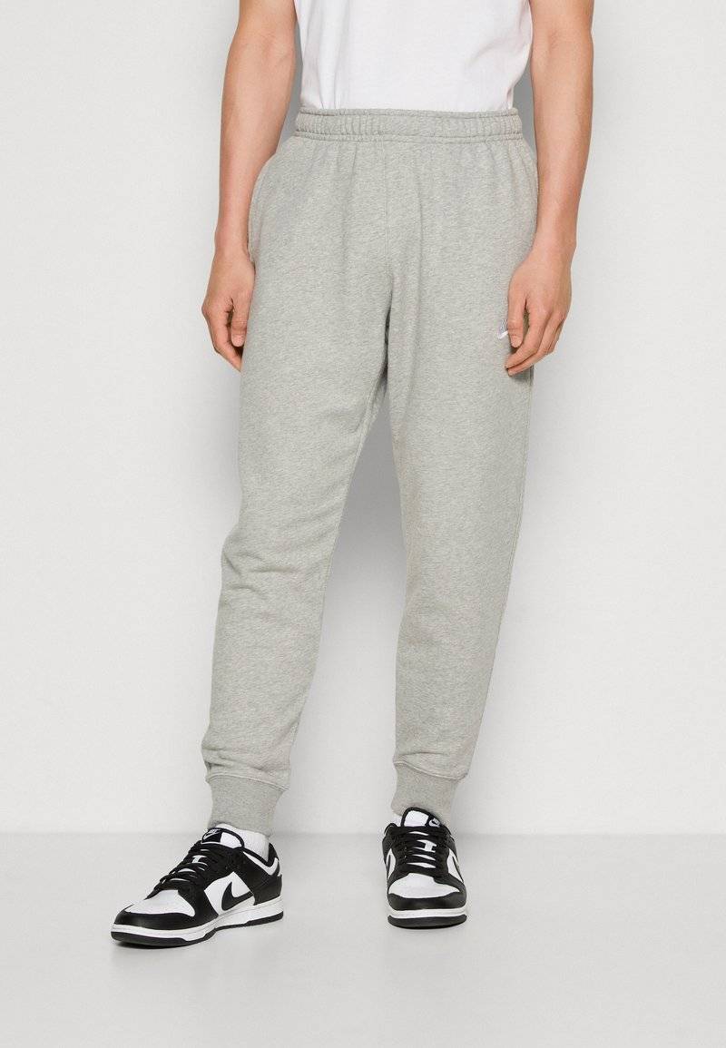Nike Sportswear Nike Sportswear CLUB JGGR FT - Tracksuit bottoms Preisnachlass