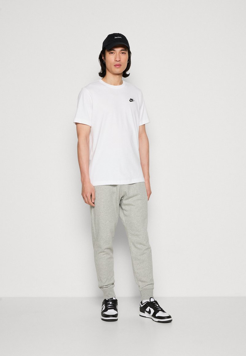 Nike Sportswear Nike Sportswear CLUB JGGR FT - Tracksuit bottoms Preisnachlass