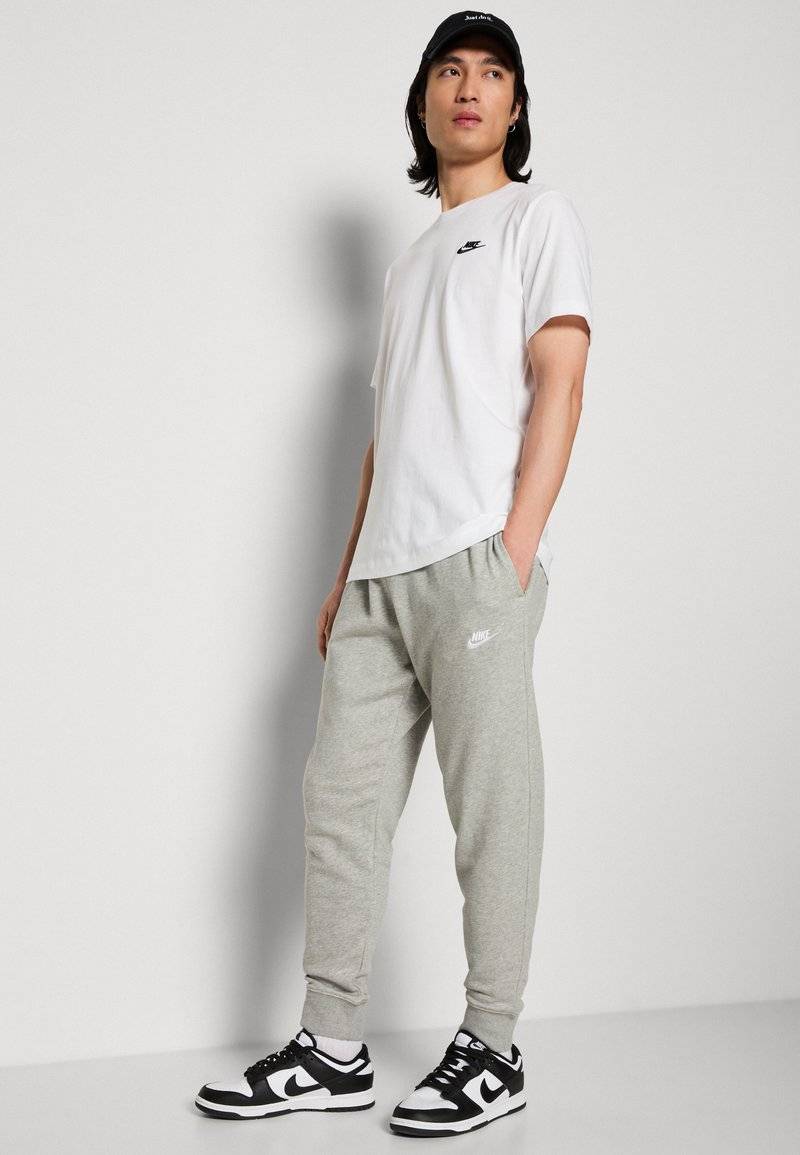 Nike Sportswear Nike Sportswear CLUB JGGR FT - Tracksuit bottoms Preisnachlass