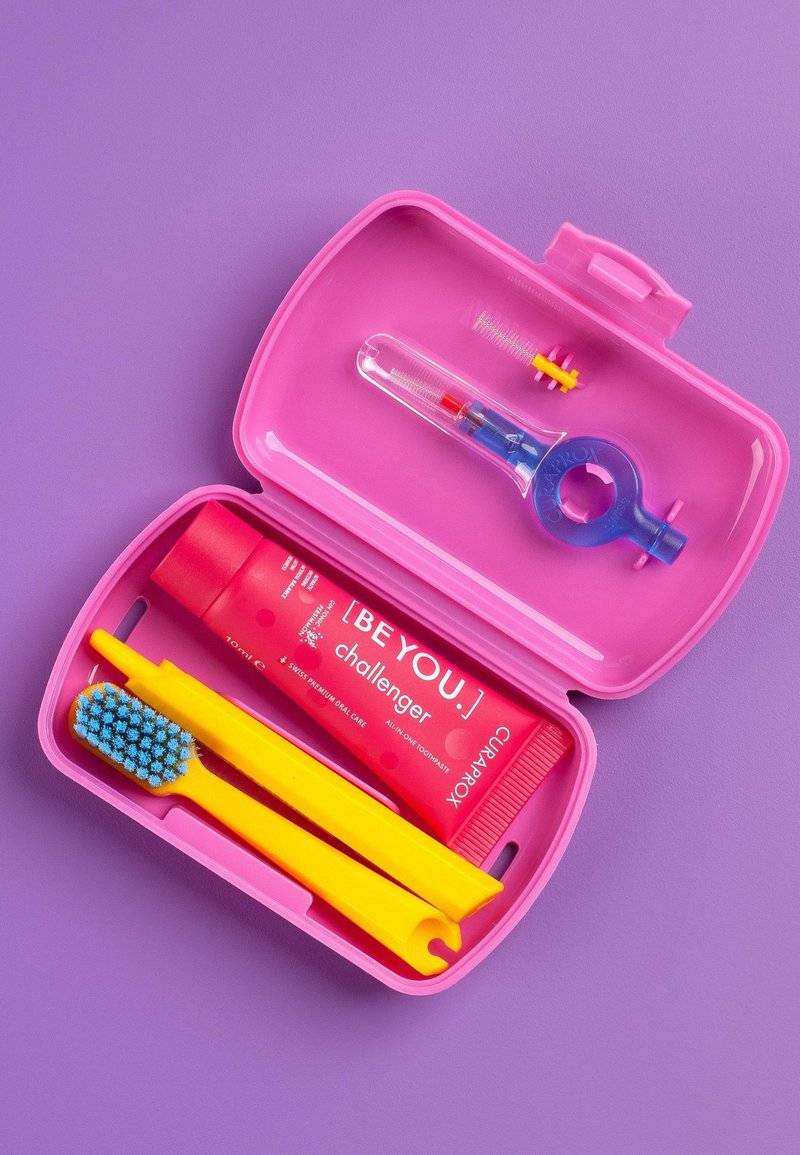 Curaprox Curaprox TRAVEL SET - Bath and body set - pink Nur noch ein Tag übrig
